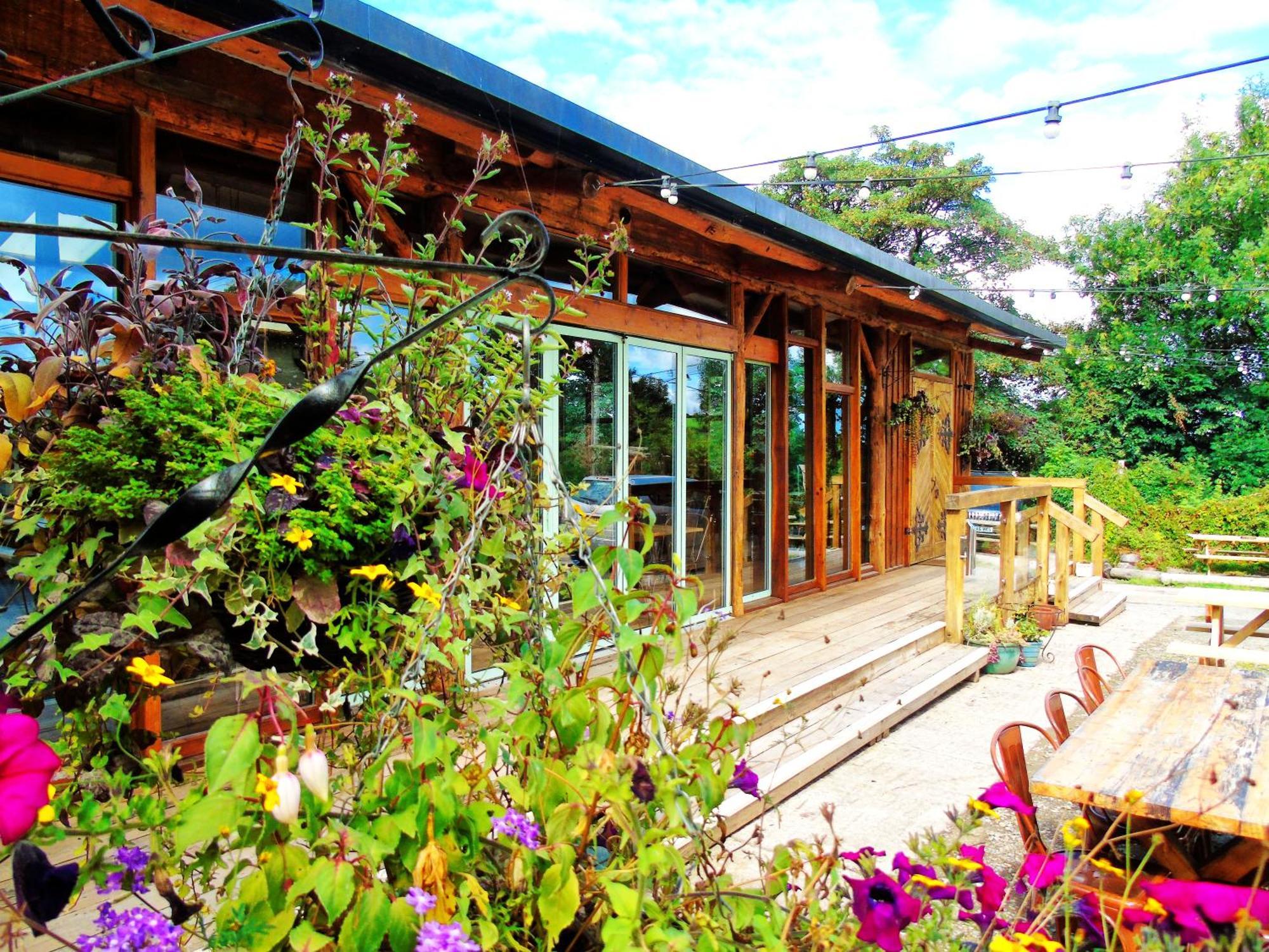 Отель Ceridwen Glamping, Double Decker Bus And Yurts Llandysul Экстерьер фото