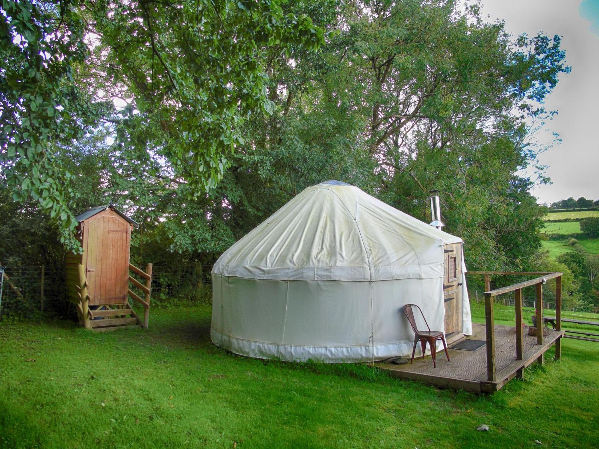Отель Ceridwen Glamping, Double Decker Bus And Yurts Llandysul Экстерьер фото