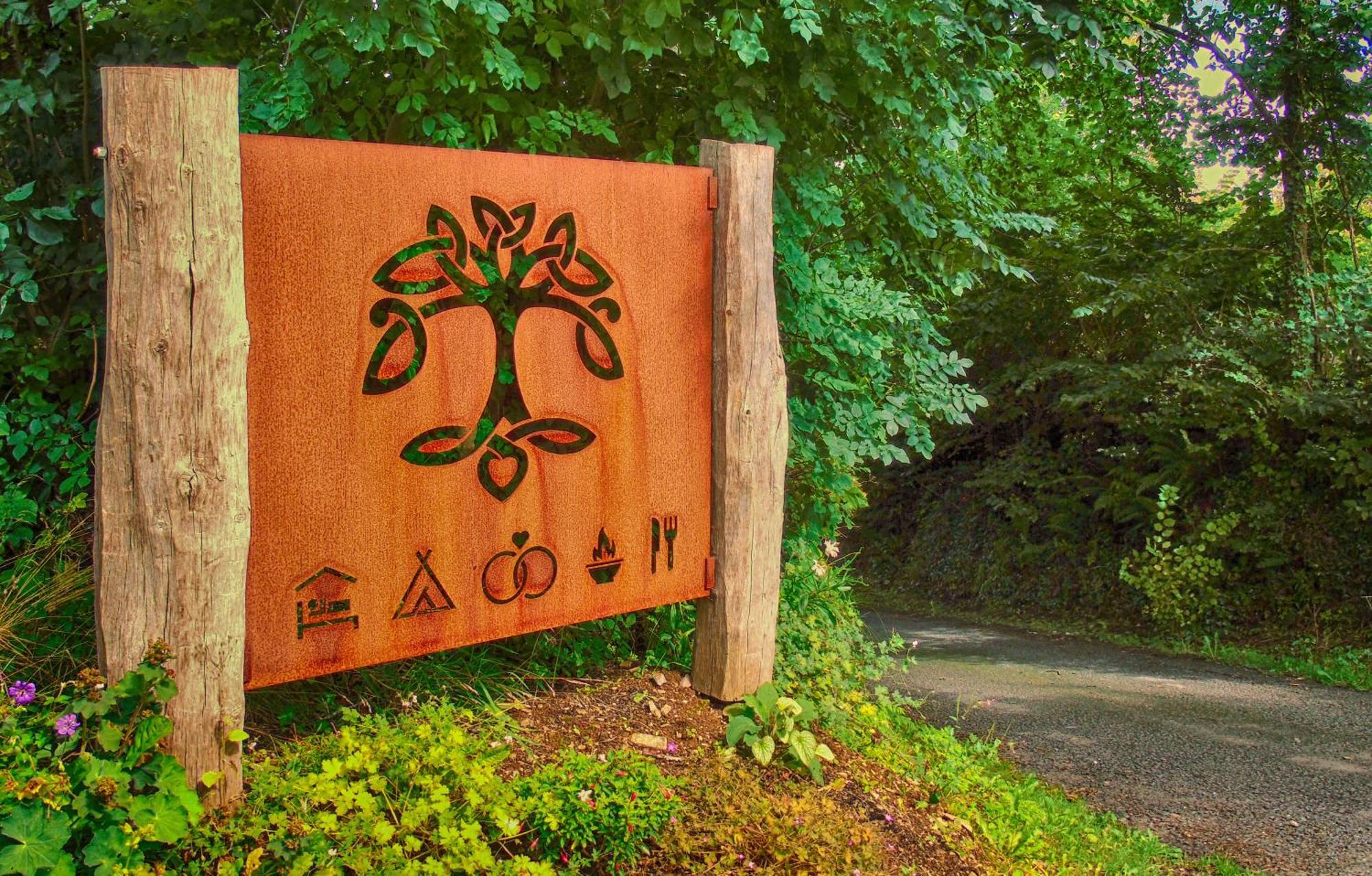 Отель Ceridwen Glamping, Double Decker Bus And Yurts Llandysul Экстерьер фото